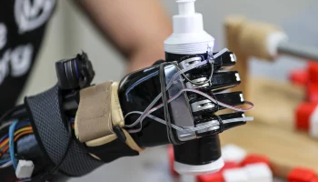ТАСС: В России разработали гибкие датчики для бионических протезов и умной одежды